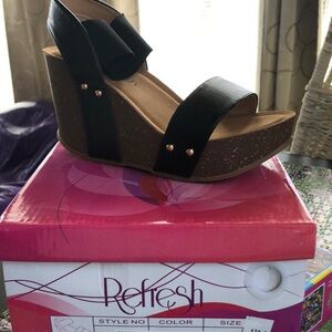 Refresh black wedges